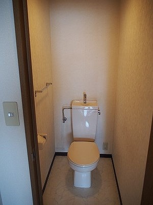 クロス貼替トイレのビフォア