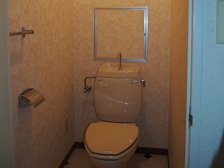 クロス貼替トイレのビフォア